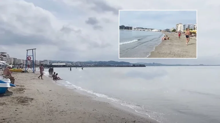 Kosovo 필 Durres 해안에서 즐거운 관광객의 수백 주말