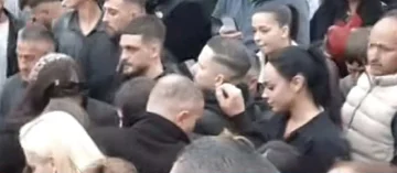 Egli Takko prisoten na pogrebnem obredu brata Jesta