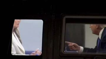 Prepir med parom? Bralec ustnic pripoveduje, o čem sta govorila Melanie in Donald Trump na helikopterju.