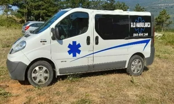 세르비아의 라이센스 차량 불법 입력 Kosovo, 드라이버, 여객 및 두 환자 동반
