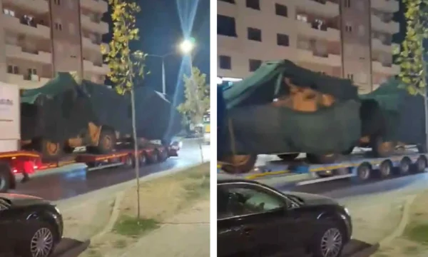 헤비 군 기계는 Prizren에 들어가는 트럭에 적재했습니다