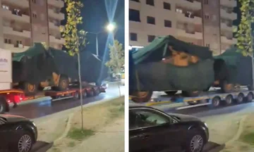Težki vojaški stroji, naloženi na tovornjake, ki vstopajo v Prizren