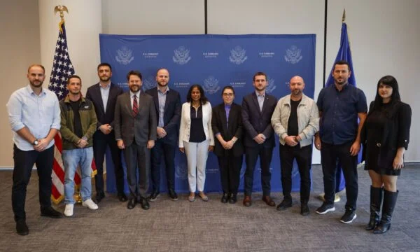 사이버 범죄 조사에 대한 훈련 후, Prattipati는 미국 대사관에서 Kosovo 경찰 공식을 기다립니다