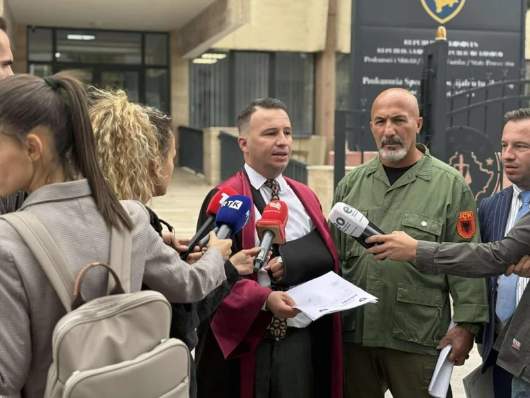 S' està escrivint contra - U n D K: Ex-Soldat de KLA lliurat sobre acusació per Dimal Basha