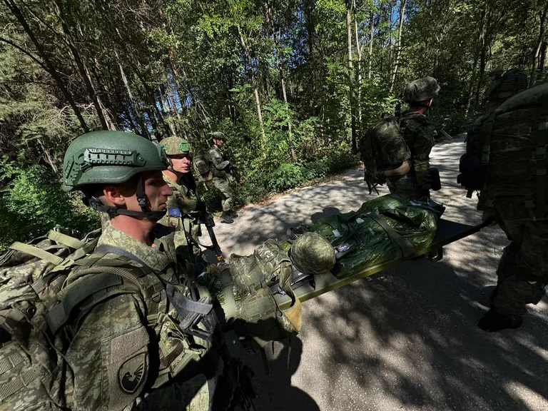 Kosovo 군인은 Battlefield에 삶의 생존을위한 훈련