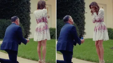 Namestnica Donalda Trumpa predlaga poroko z njenim dekletom pred Ovalno pisarno.