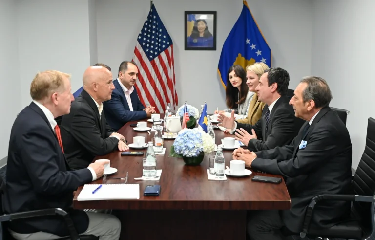 Kurt는 뉴욕의 Kosovo 사무소에서 Congresswoman Seith와 만나