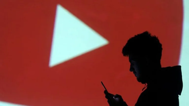Youtube는 misinformation에 대한 삭제 된 계정을 복원합니다.
