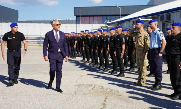 10 월 12 일, 프랑스 gendarme 선거는 Kosovo에 도착하여 안정성 내장 된 신뢰”