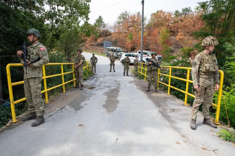 Turški vojaki KFOR s skupnimi patruljami z osebjem Škotske garde na Kosovu