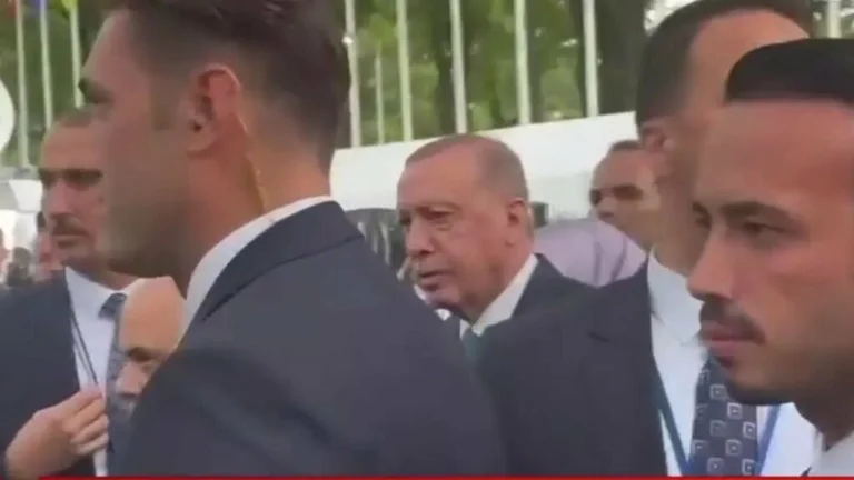 Macron 후, 트럼프 에스코트는 또한 Erdogan을 차단