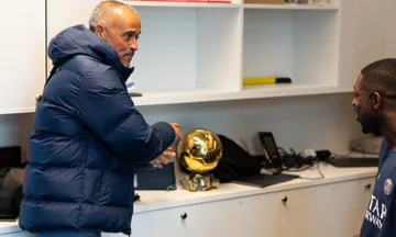 DembleeはGolden Ball、Louis EnriceのSPGのストリップの店でトロフィーに着きます