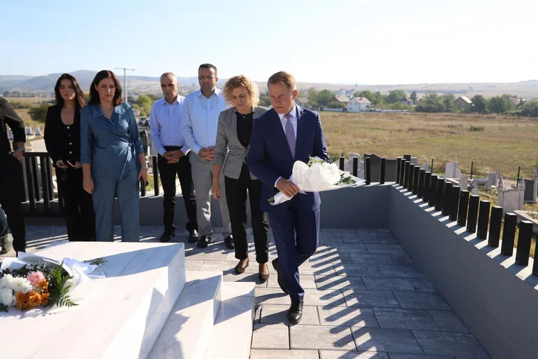 Ferit Idriz는 영웅의 무덤에서 승리를 지불, 아프리카 Bulnjak : 그의 모든 Kosovo에 대한 일반적인 플라그를 가을!