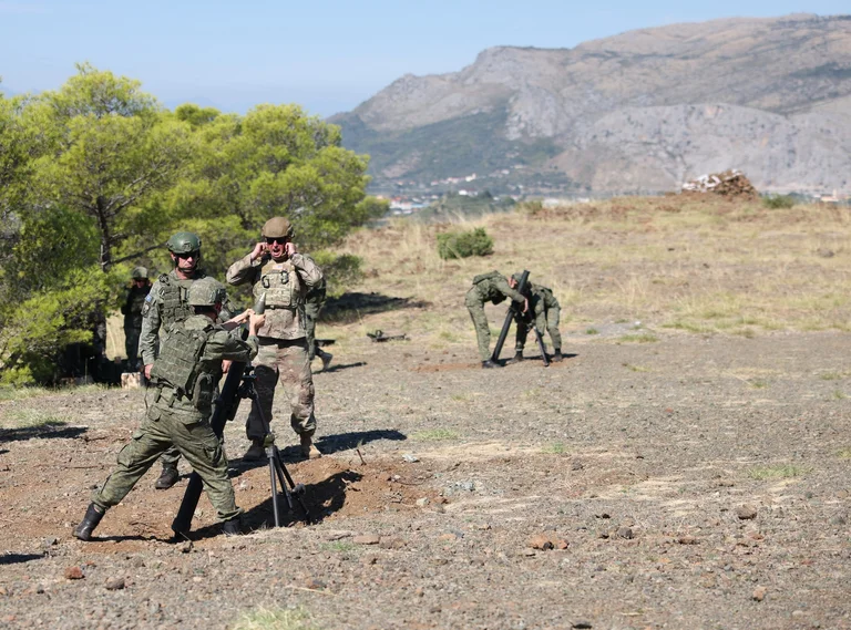 תרגיל KSF של אלבניה עבור ירי טקטי מרגמה