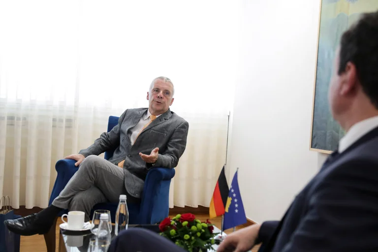 Rohde of CHADKEL) EU-brief om niet aan te treden, Kurti spreekt dankbaarheid uit tijdens de afscheidsvergadering