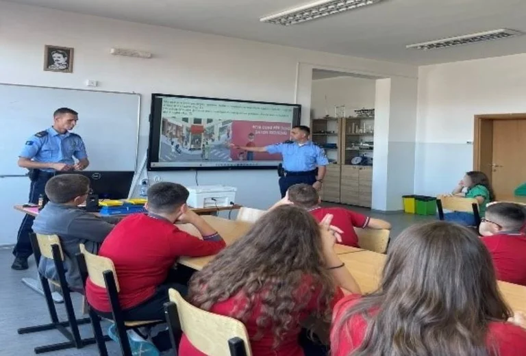 La polizia del Kosovo tiene conferenze scolastiche per la sicurezza del traffico