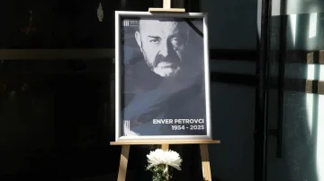 Bild från politik och konst hyllar den albanska skådespelaren Enver Petrovci