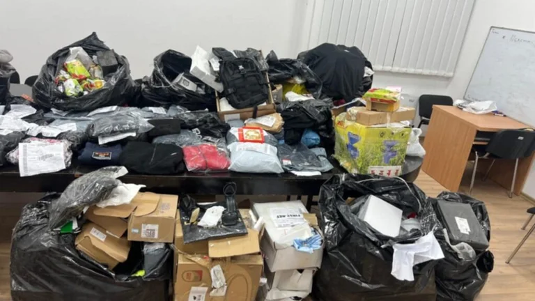 Der Schmuggler verlässt den Van und flüchtet die Kosovo-Polizei, beschlagnahmte Tausende von Euro an der Grenze!