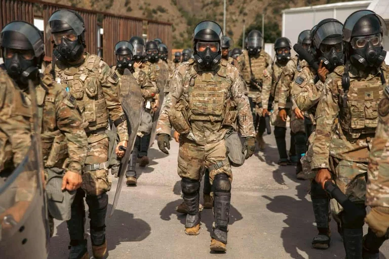 KFOR Soldaten Zug für Mob Control