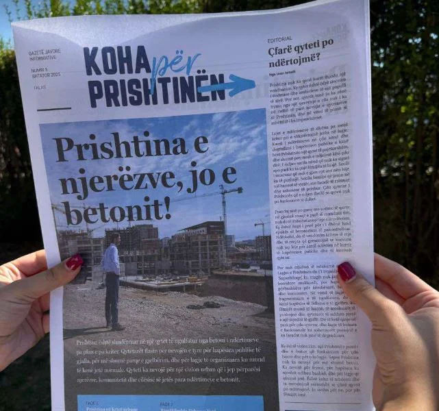 Uran Ismaili met het vijfde nummer van de wekelijkse krant: Oplossingen voor beton en 5 Pristina wijken