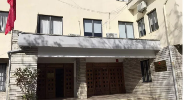 16 anni di abuso, corte “prison arrest