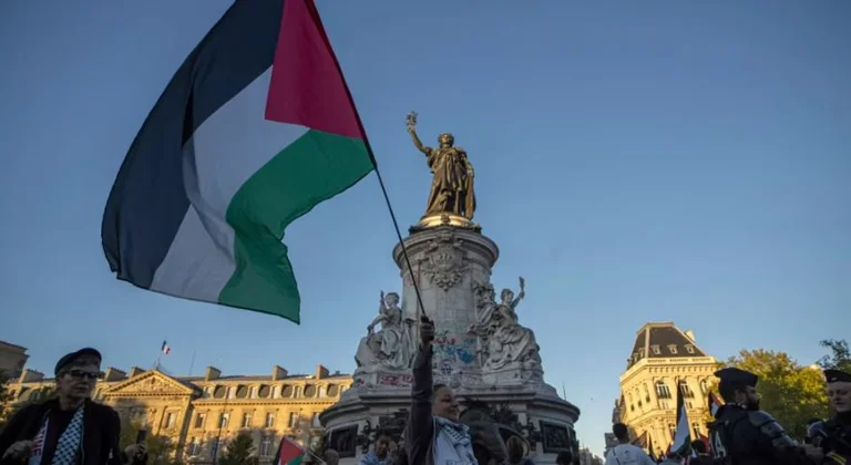 Borgmestre i flere kommuner i Frankrig vil oprette palæstinensiske flag