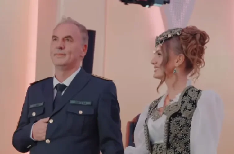 Askeri üniformada, Limaj kıza vahşi