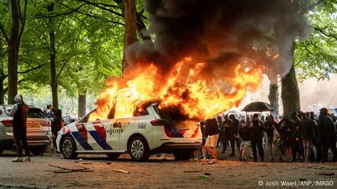 Hague: Violente protesta contro le politiche di asilo