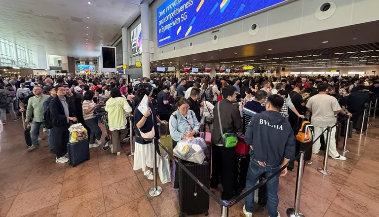 Caos negli aeroporti europei dopo cyberattack, metà dei voli annullati