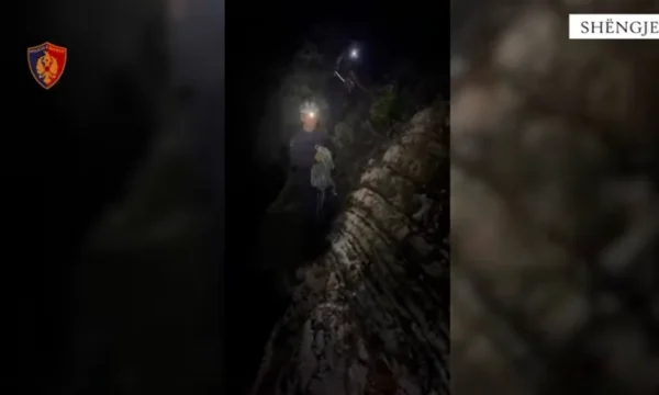 La polizia albanese assiste due turisti tedeschi che sono stati bloccati a St.