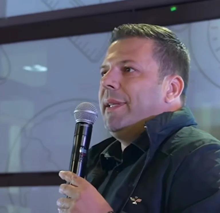 Ehemaliger türkischer KDTP-Vorsitzender Levent Bué tritt als Unterstützung von Shaqir Totaj für Prizren-Vorsitzender auf