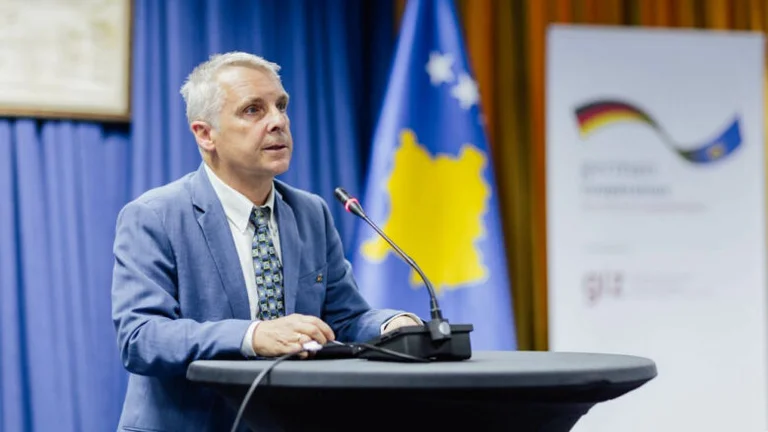 Rohde: Ngërçi politik dhe dyshimet ndaj gjyqësorit rrezikojnë besimin në institucionet e Kosovës