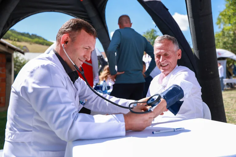 Trofast Osman besøger Health campingvogn i Harilaq: Investering i sundhed betyder investering i en bedre fremtid