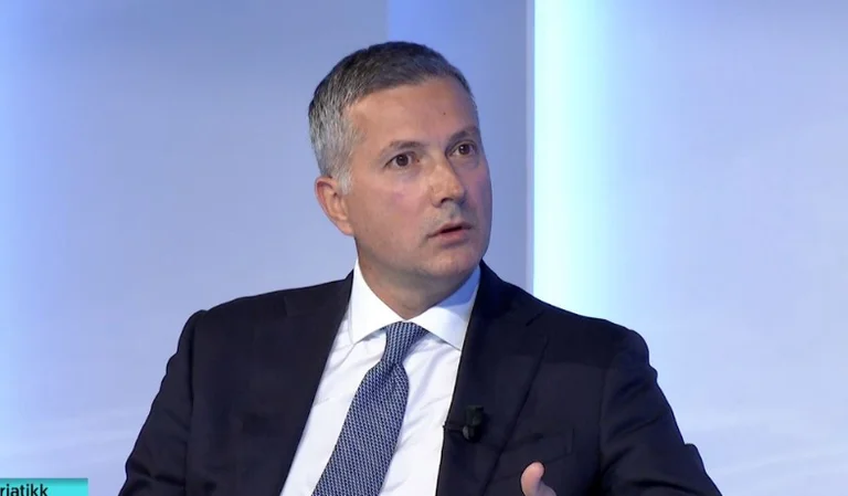 Ciocolată: Kurt a folosit blocada parlamentară pentru a-şi salva pielea şi faţa