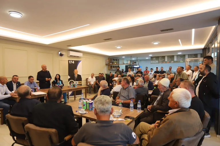 Ardian Gjini presenta i progetti “Gjakova 2026-2030