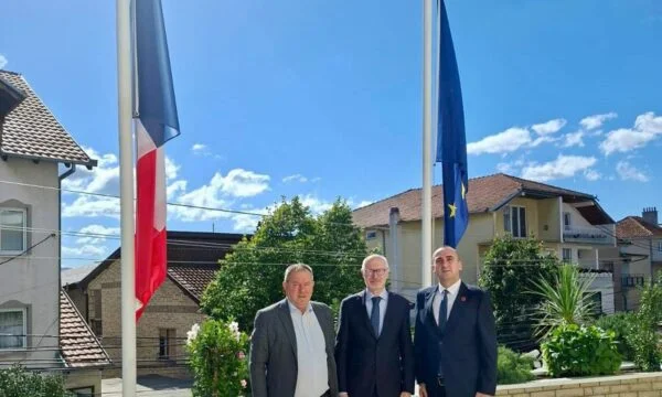 O Representantes VL-KLA numa reunião com o embaixador francês, partilham preocupações com o Tribunal Especial