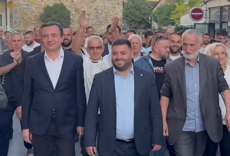 El incómodo Kurt en Vushtrri cuando mencionaron el nombre del ex presidente.