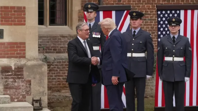 Trump og Starmere ryste hænder i Storbritannien