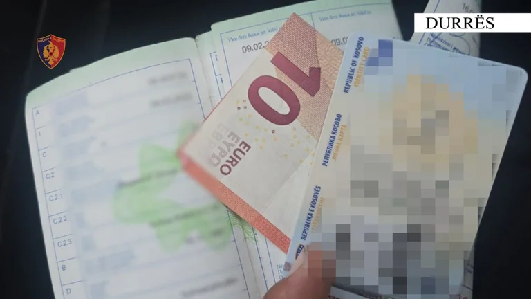 De 24-jarige Kosovo probeert politieagenten om te kopen in Durres met 10 euro