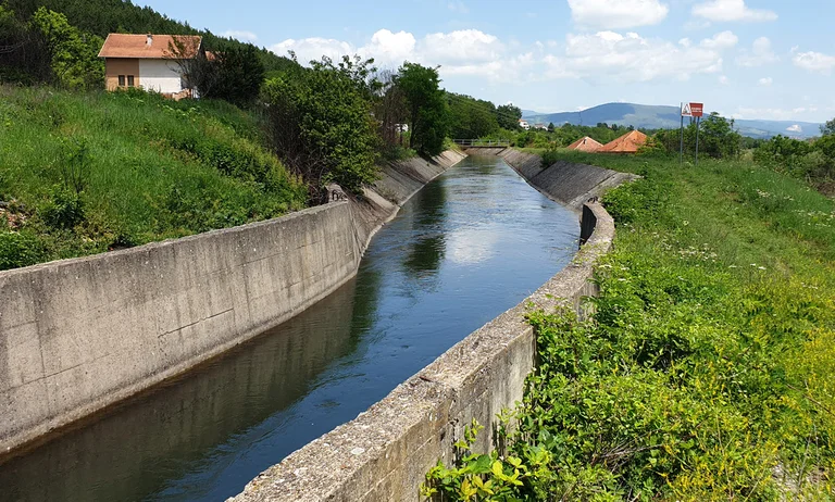 Zubin Potok: Un uomo di 59 anni muore, presuntamente caduto sul canale Iber Lepenci