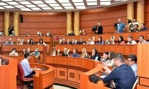 Il Consiglio Comunale di Tirana fissa il 23 settembre per il licenziamento di Erion Veliaj