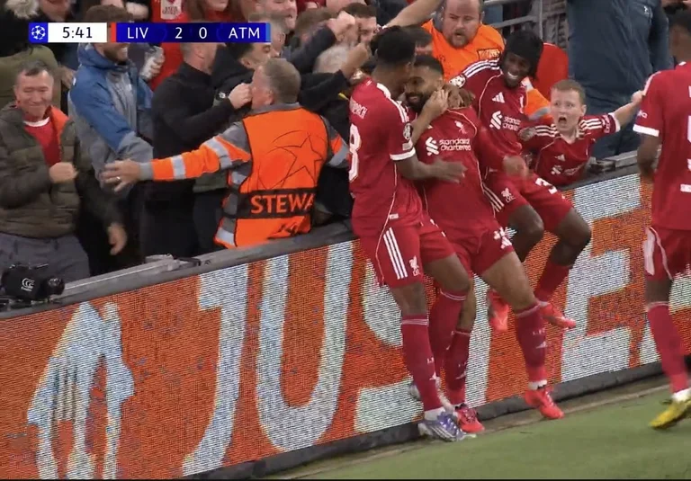 La atmósfera en Anfield, Liverpool marca dos objetivos rápidos con Robertson y Salah