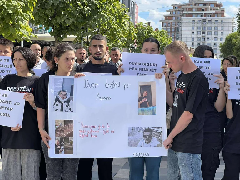 Caz înainte de poliție în anul tânărului lovit de mașină