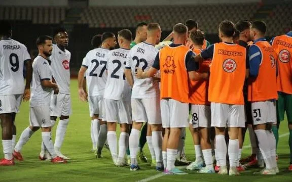 Un EFA amenzi severe club albanez