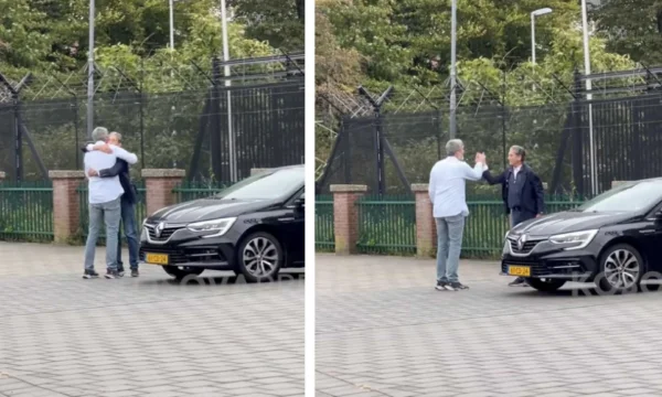 James Rubin kommer ud af Special efter han afslutter vidneudsagn han krammer nogen og forlader i bil