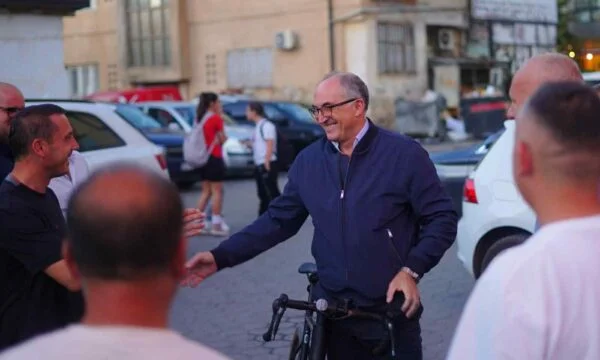 Shacir Totaj merge la un miting electoral din Prizren