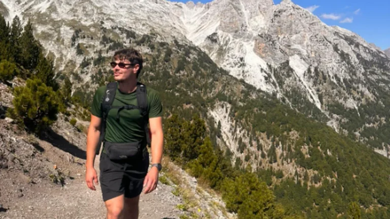Eventos trágicos em Valbonne, o turista cai de rocha em abismo e perde a vida