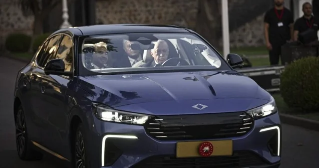 Erdogan berührt türkisches Elektrofahrzeug zuerst