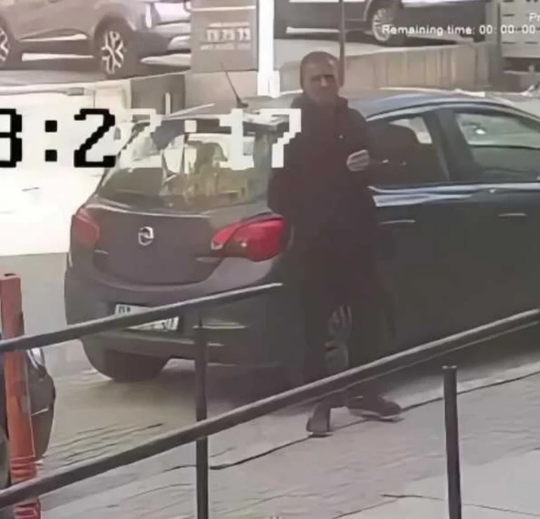 Poliţia cere ajutorul cetăţenilor în identificarea suspectului de furt.