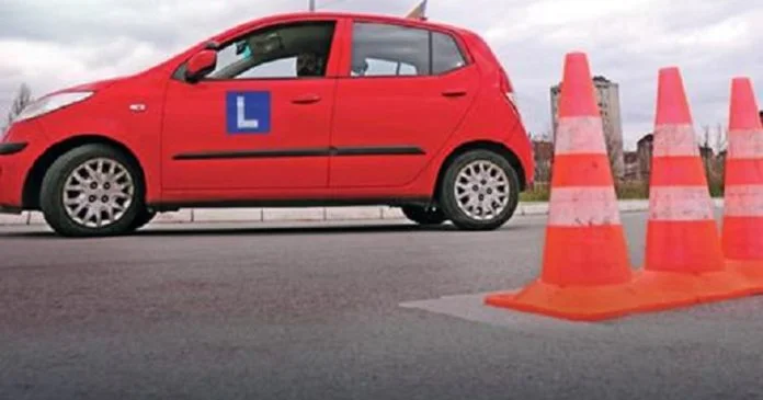 Doi angajaţi ai unei şcoli auto şi unul dintre Crucii Roşii din Fushe Kosovo sunt trimişi în arest